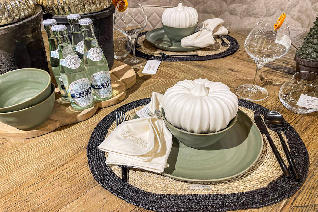 Riviéra Maison herbstliche Tischdeko mit weißem Keramik-Kürbis