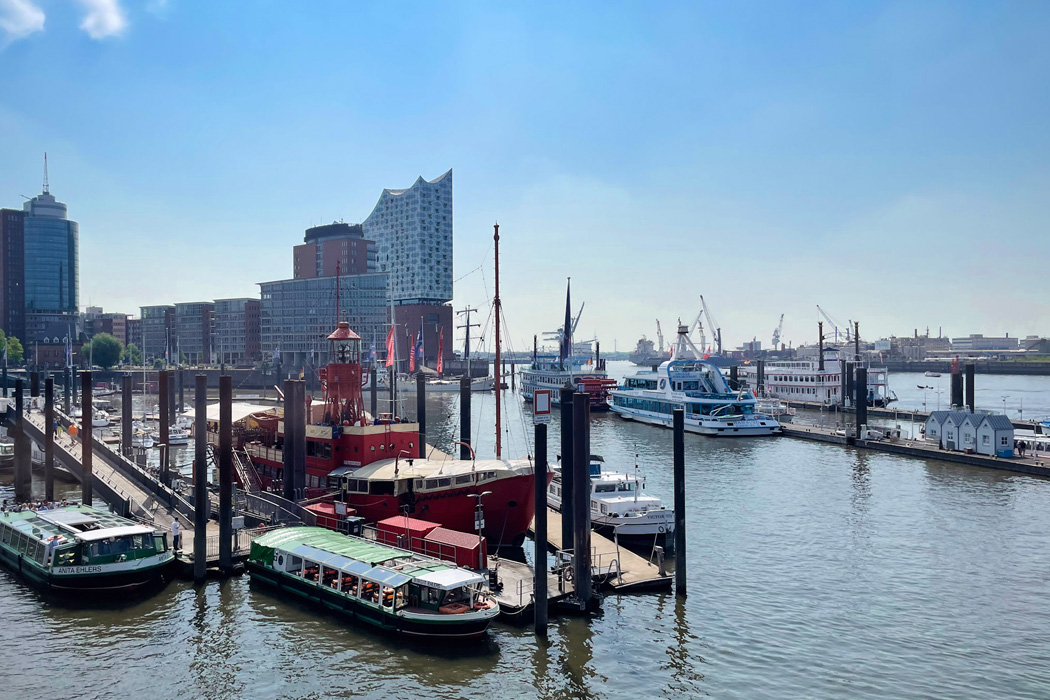 Hamburger Hafen Blick auf Elbphilharmonie