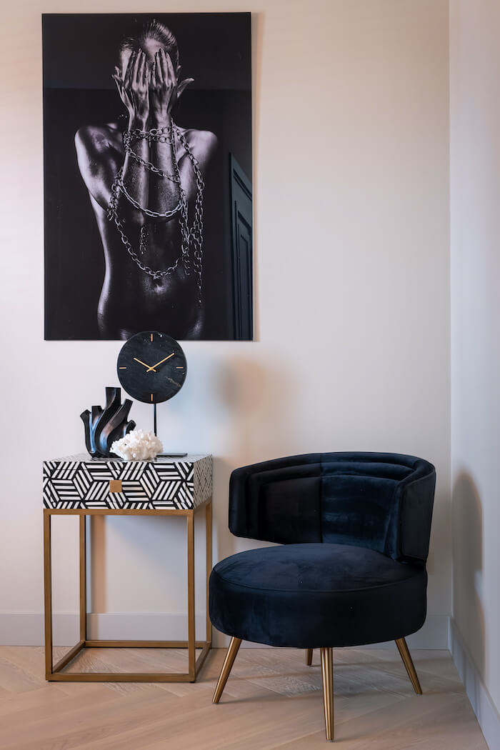 Richmond Interiors Sessel Samt schwarz mit Beistelltisch