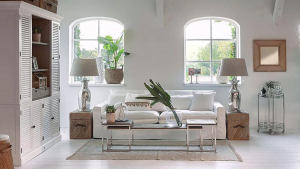 Moderner Landhausstil mit weißem Sofa und Schrank mit Lammellentüren
