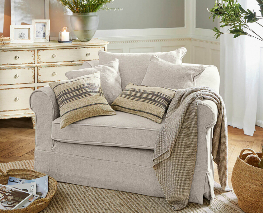 Boho Style Wohnzimmer mit Sessel in beige mit Plaid und Kissen
