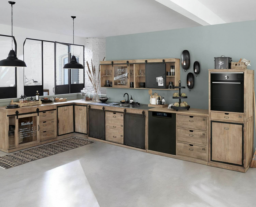 Landhausküche modern mit Holzfronten und schwarzen Metallfronten