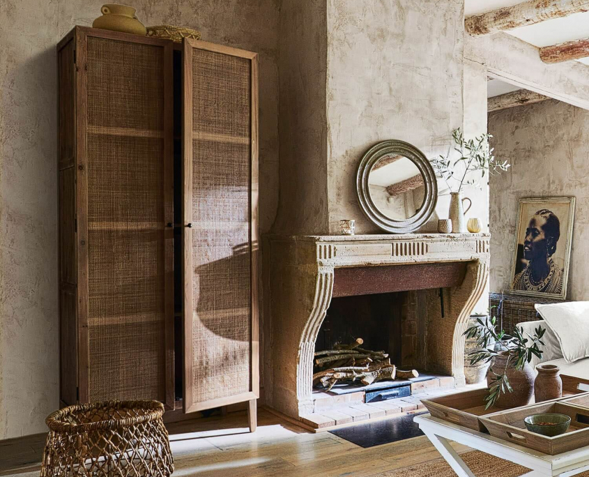 Boho Style Wohnzimmer mit Schrank mit Wiener Geflecht Türen
