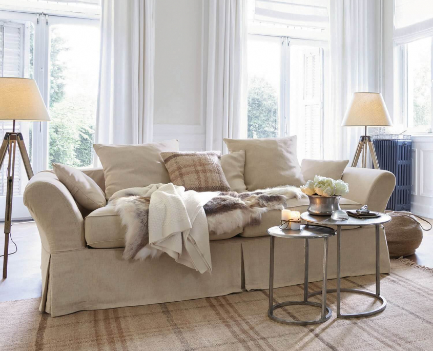 Beigetöne als Einrichtungsidee - hier ein Sofa mit beigem Bezug im Wohnraum