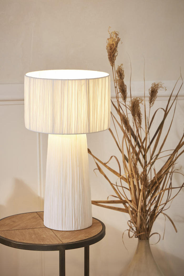 Weisse Tischlampe mit Dekoration von Cote Table