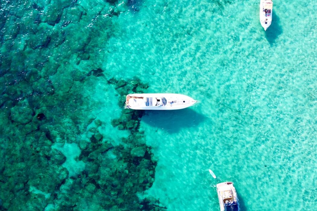 Türkisfarbenes Meer mit Booten