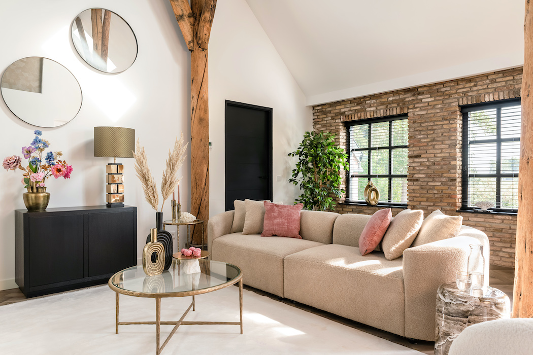 Schönes Wohnen im Wohnraum mit Brickwall und Naturholz-Balken und Richmond Sofa