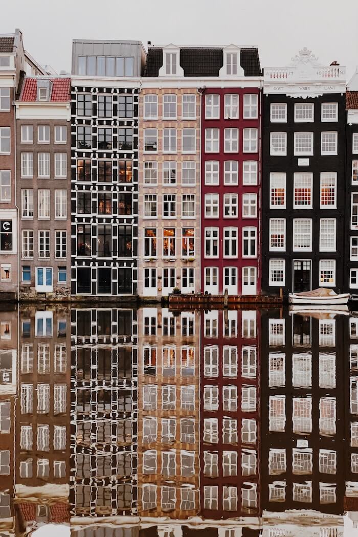 Häuser in Amsterdam spiegeln sich in einer Gracht