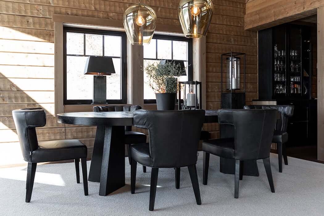 Artwood-Design mit schwarzen Ledersesseln an einem schwarzen Esstisch
