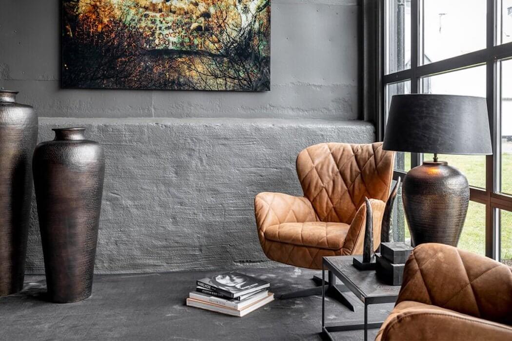 Sessel in Cognacfarbenin grauem Wohnraum von Artwood Schweden