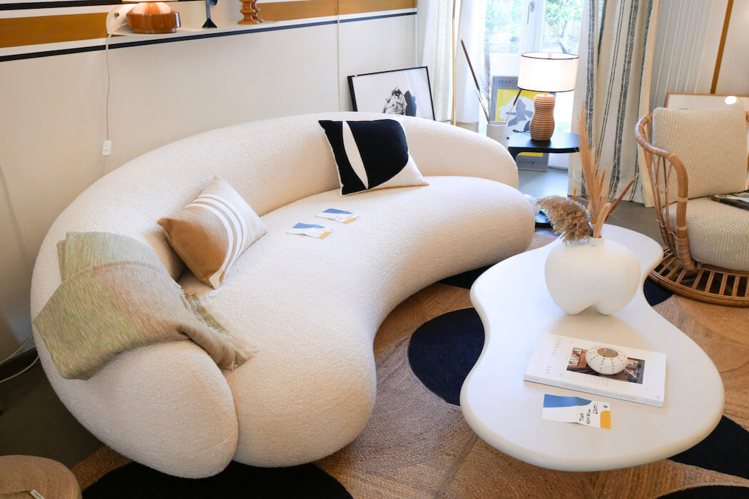 Sofa mit organischer Form bei Bon Voyage Interieur Eppendorf