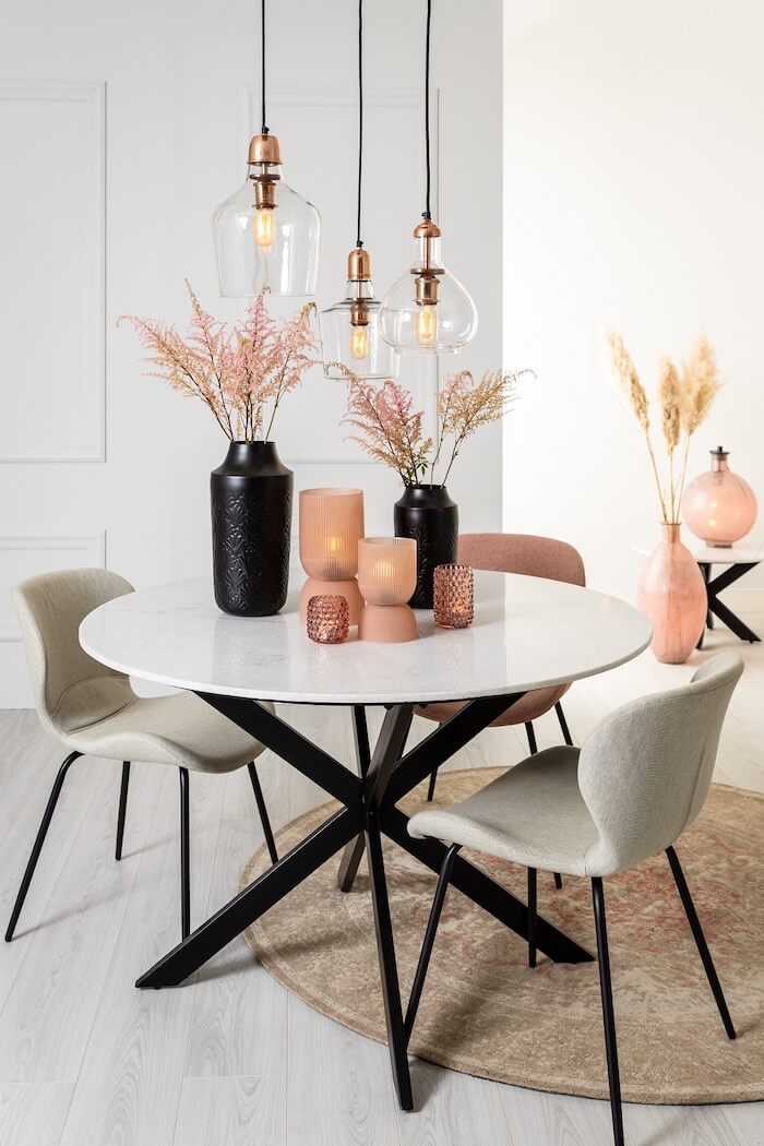Gedeckter Tisch von Light and Living mit Vasen-Deko in Schwarz und Pfirsich