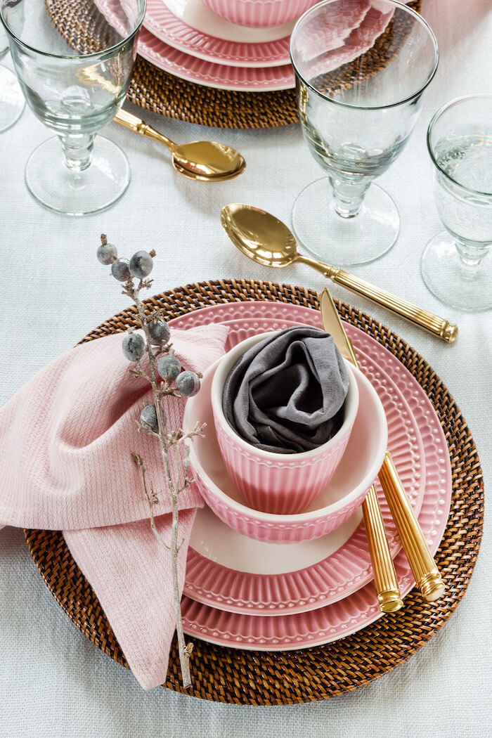 Rosa Geschirr von Greengate dekoriert auf einem Tisch