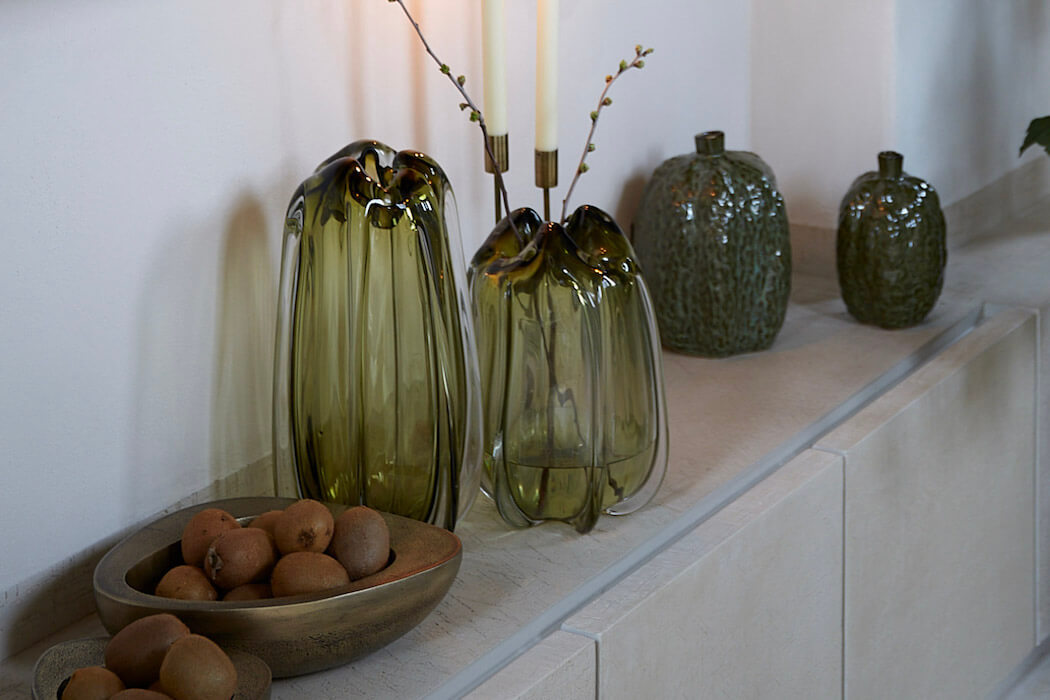 Light und Living grüne Vasen aus Glas auf Sideboard