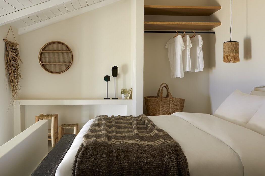 Tine K Schlafzimmer Inspiration mit Bett und reduzierter Wanddekoration