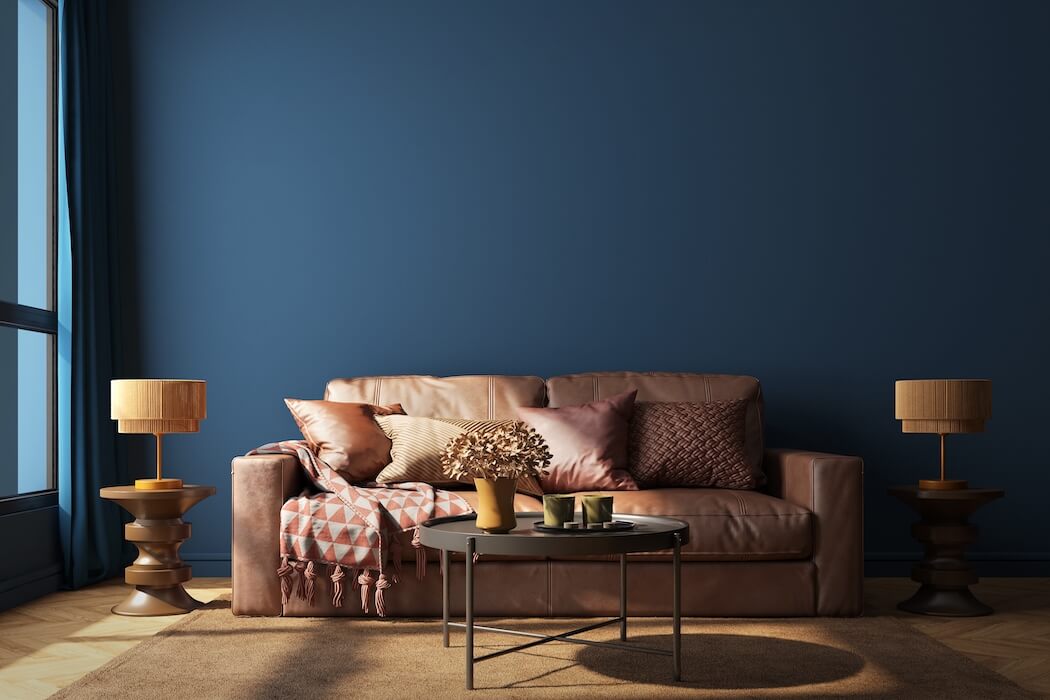 Taubenblau als Wandfarbe mit braunen Möbeln