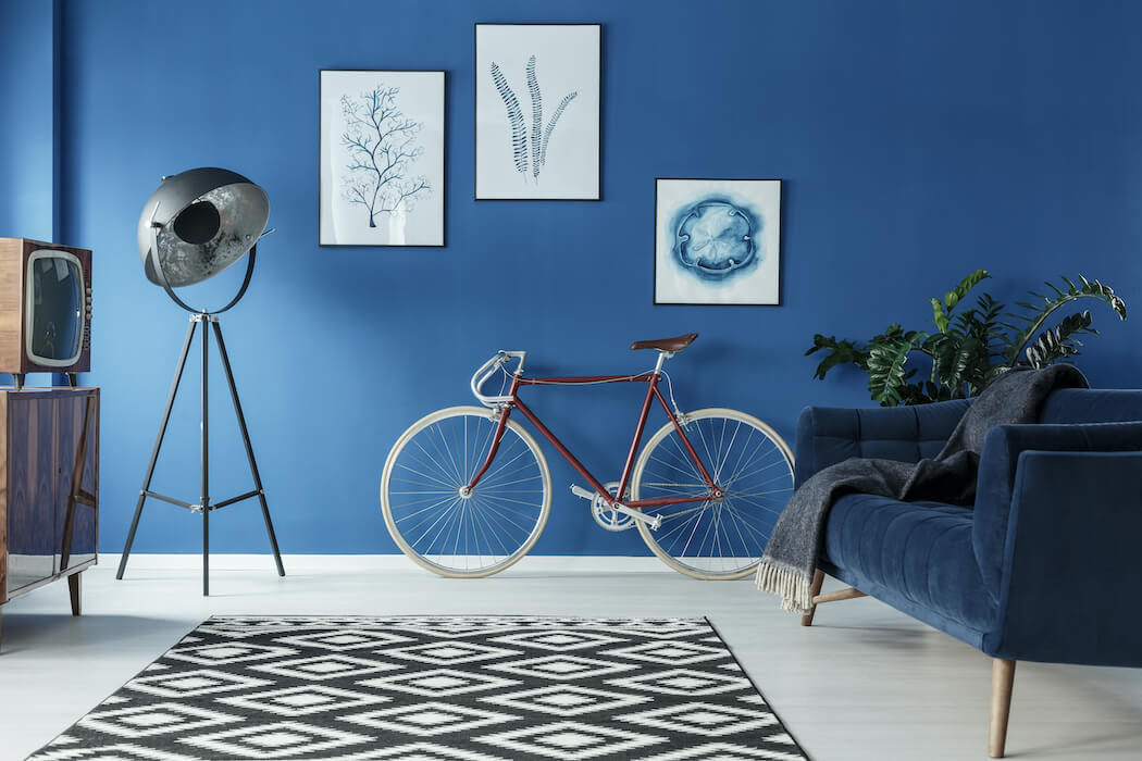 Taubenblaue Einrichtung sowohl mit Wandfarbe als auch fürs Sofa