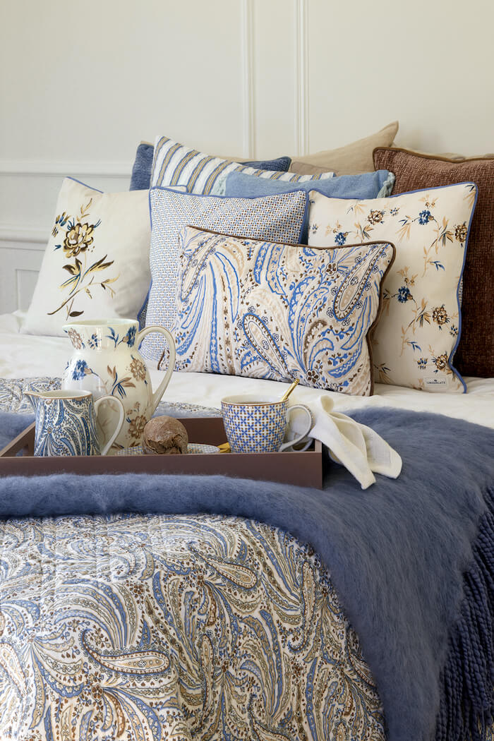 Uma Kissen und Bettüberwurf von Greengate auf einem Bett in blau-beige Tönen