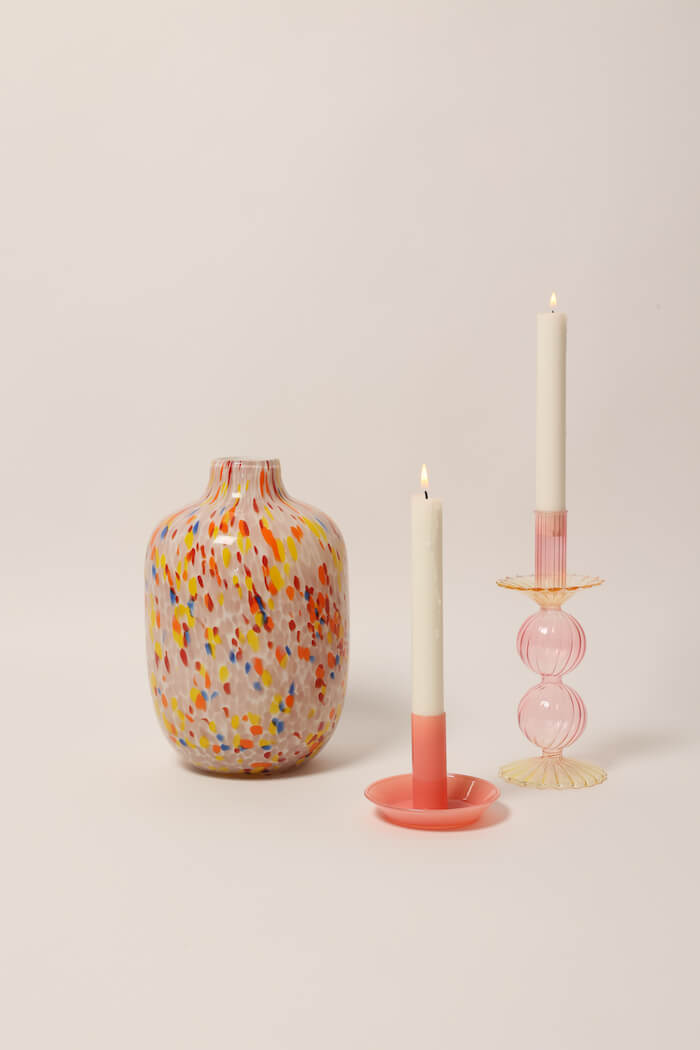 Vase und Kerzenleuchter in Rottönen