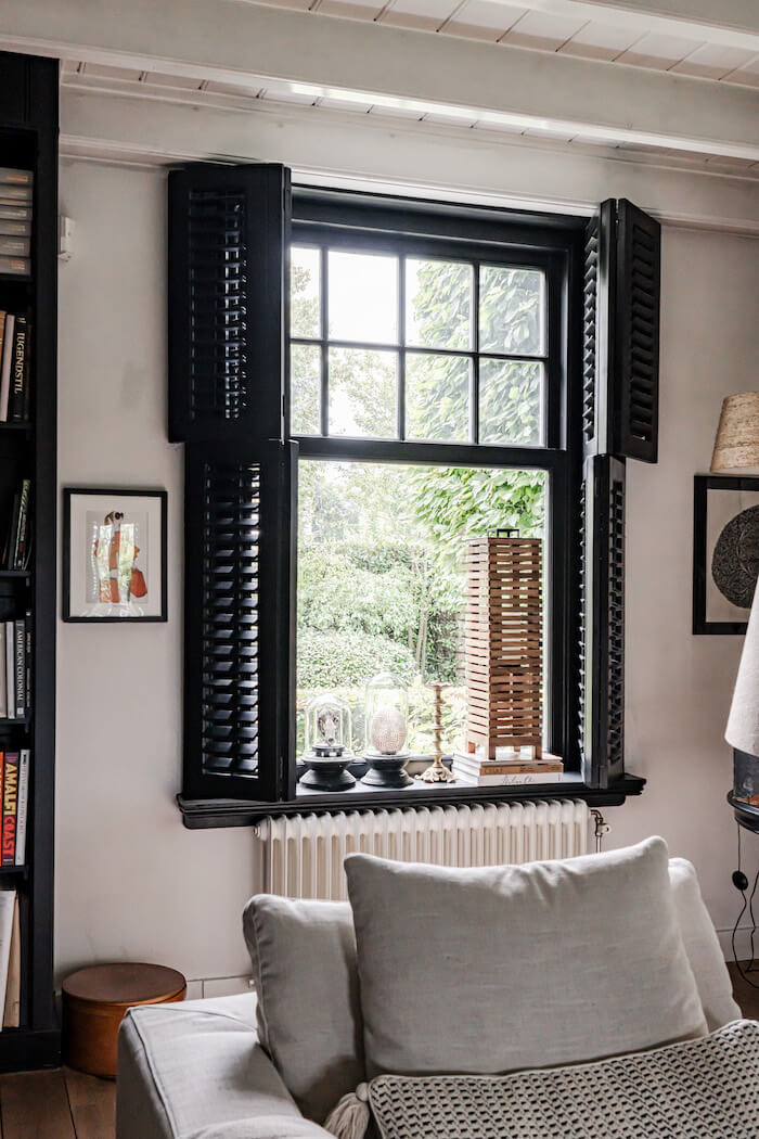 Fensterläden in Schwarz im Privathaus von Henk Teunissen