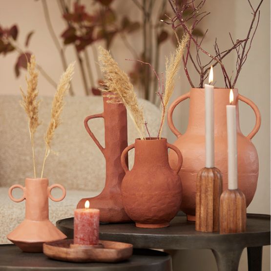 Light and Living Deko und Vasen in rosé Tönen auf einem Tisch dekoriert