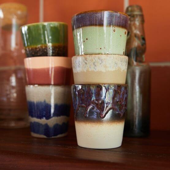 Bunte Tassen aus Keramik im 70er Jahre Stil von HK lIving