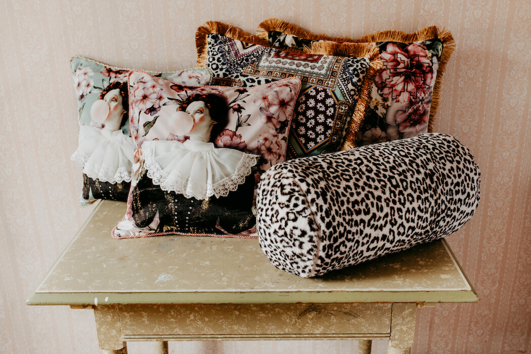 PAD Kissen mit verschiedenen Mustern im Vintage-Look, sowie eine Nackenrolle mit Leopardenmuster