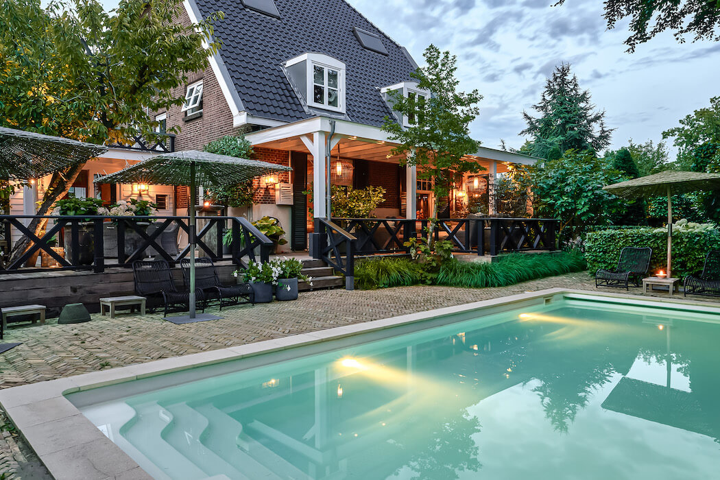Garten mit Pool und Blick auf die Terrasse von Henk Teunissens Haus