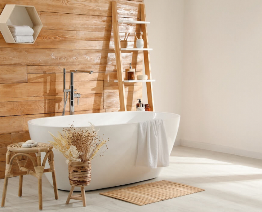 Home Spa - freistehende Badewanne in einem Bad mit Hozverkleidung