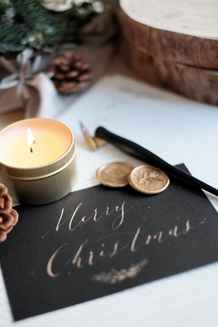 Weihnachtsgrüße schreiben mit schöner schwarzer Karte