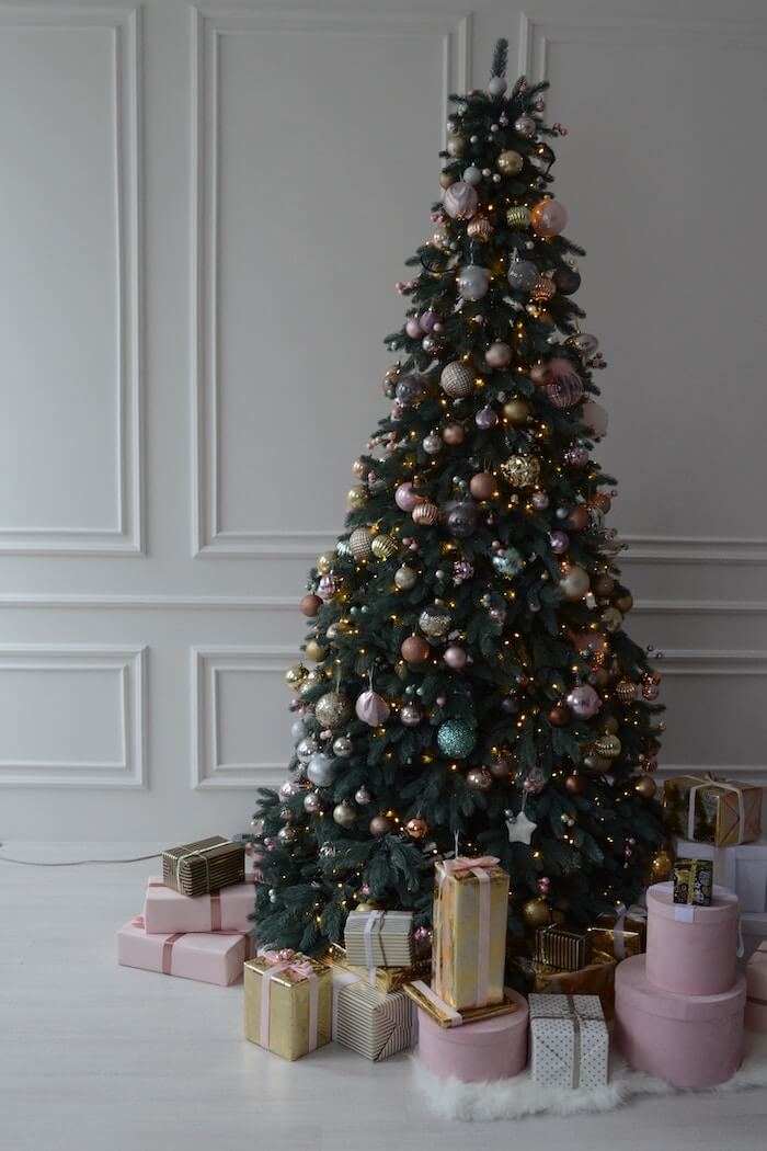 Weihnachtswünsche schreiben für ein schöes Weihnachtsfest mit Tannenbaum und Geschenken