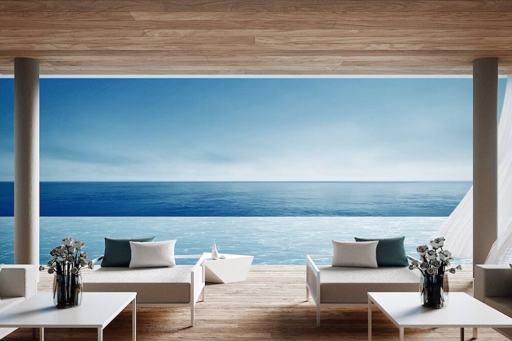 Luxus Terrasse von einem Haus am Meer mit Blick auf das hellblaue Meer