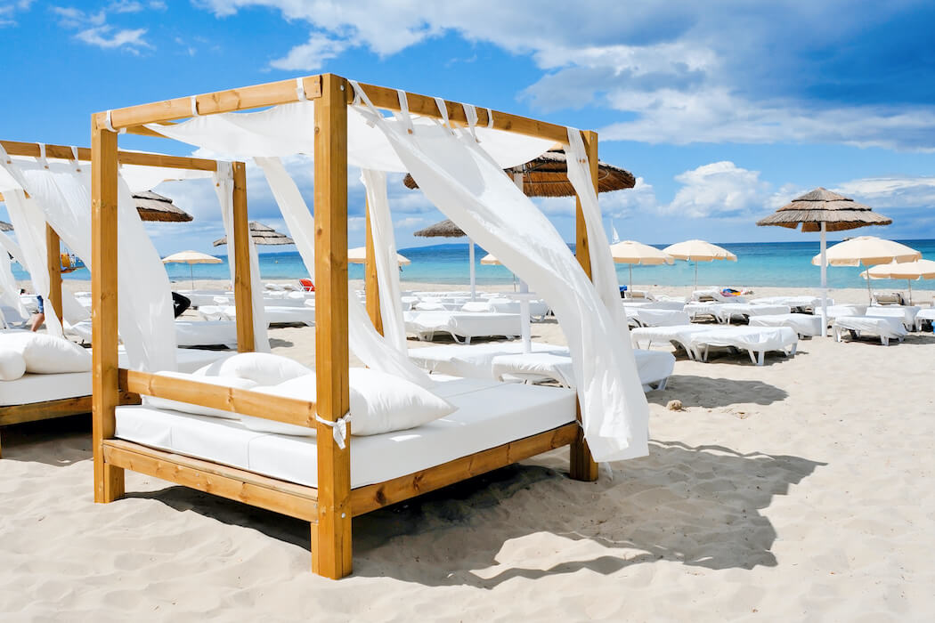 Ibiza Style - Strand mit Sonnenliegen am Strand der spanischen Insel