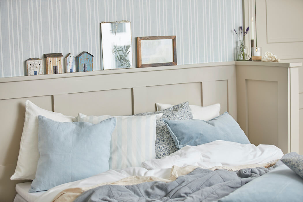 Pastellfarben im Schlafzimmer mit hellblauen Kissen von Ib Laursen