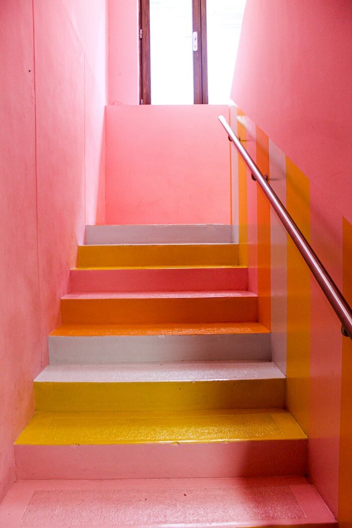 Treppenhaus in Pastelltönen mit Rosa, Gelb, Weiß