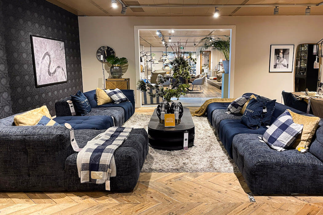 Riviéra Maison Sofa Jones in Blau im Showroom Amsterdam