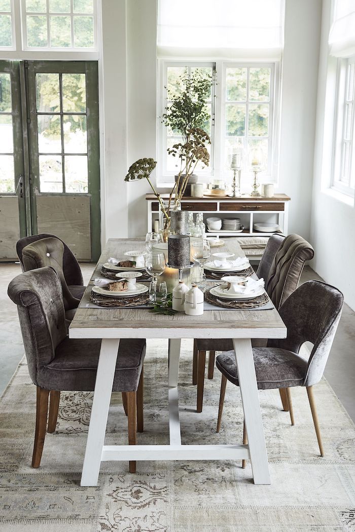 Riviera Maison Esstisch mit Samtstühlen in der Farbe Taupe in einem Esszimmer mit vielen Fenstern