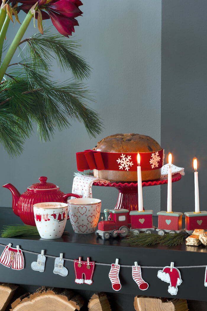 Greengate Weihnachtsdeko Abella in rot mit Weihnachtszug und rotem Geschirr