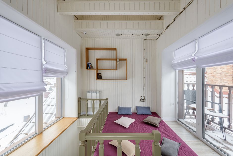 Small balcony with vertical plant shelves, a slim bench and a lightweight chair next to a transparent railing, balkon möbel
